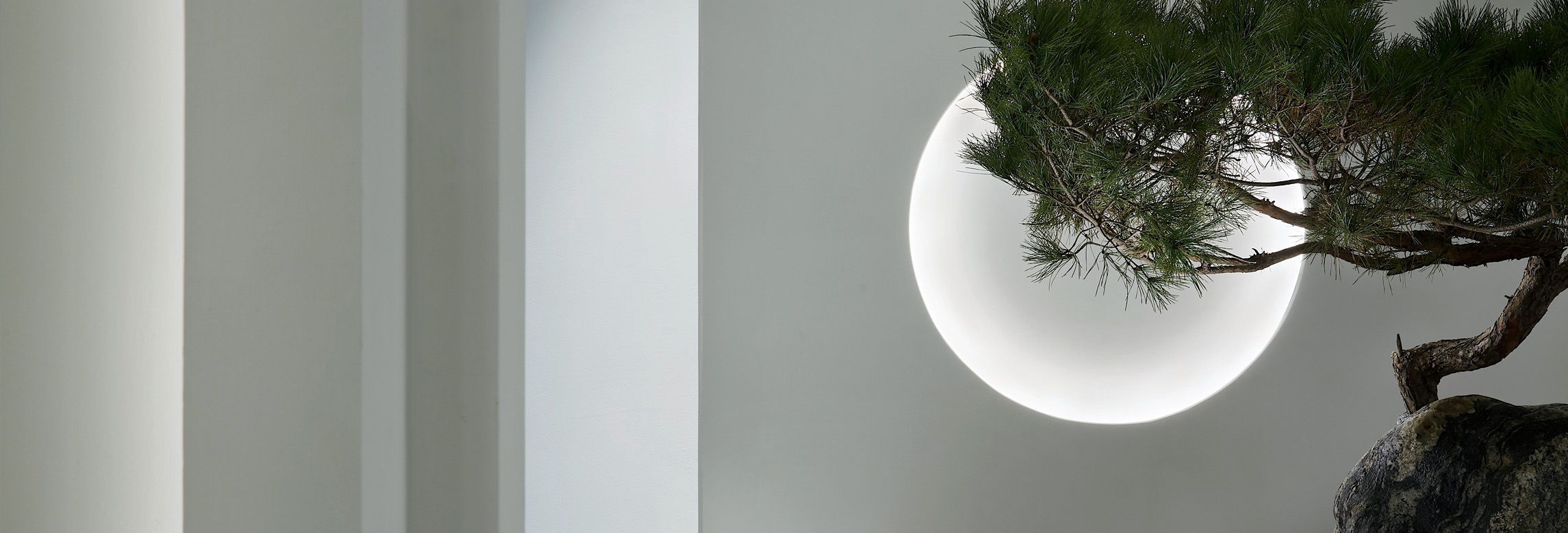 濟(jì)南九間設(shè)計是一家新銳、時尚的空間品牌整合設(shè)計機(jī)構(gòu)，是濟(jì)南成長最快的室內(nèi)設(shè)計公司。 崇尚極簡/純粹的東方美學(xué)